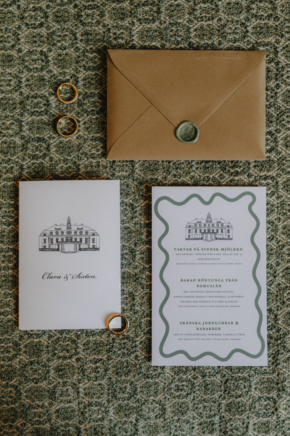 Exempel på elegant menykort i marmorlook, designat för ett stilrent bröllop.