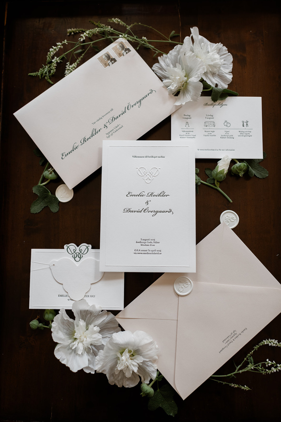 Stilrent menykort med ren design och diskreta detaljer, en idealisk lösning för ett elegant bröllop.