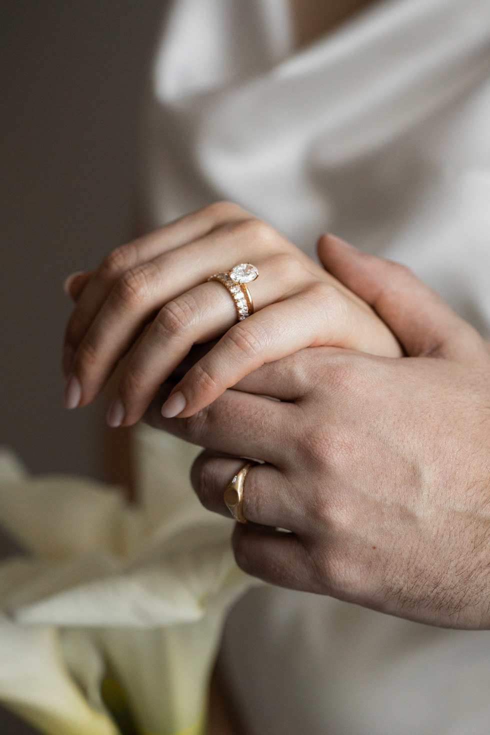 Exklusiv vigselring med gnistrande stenar från Karaat Jewelry