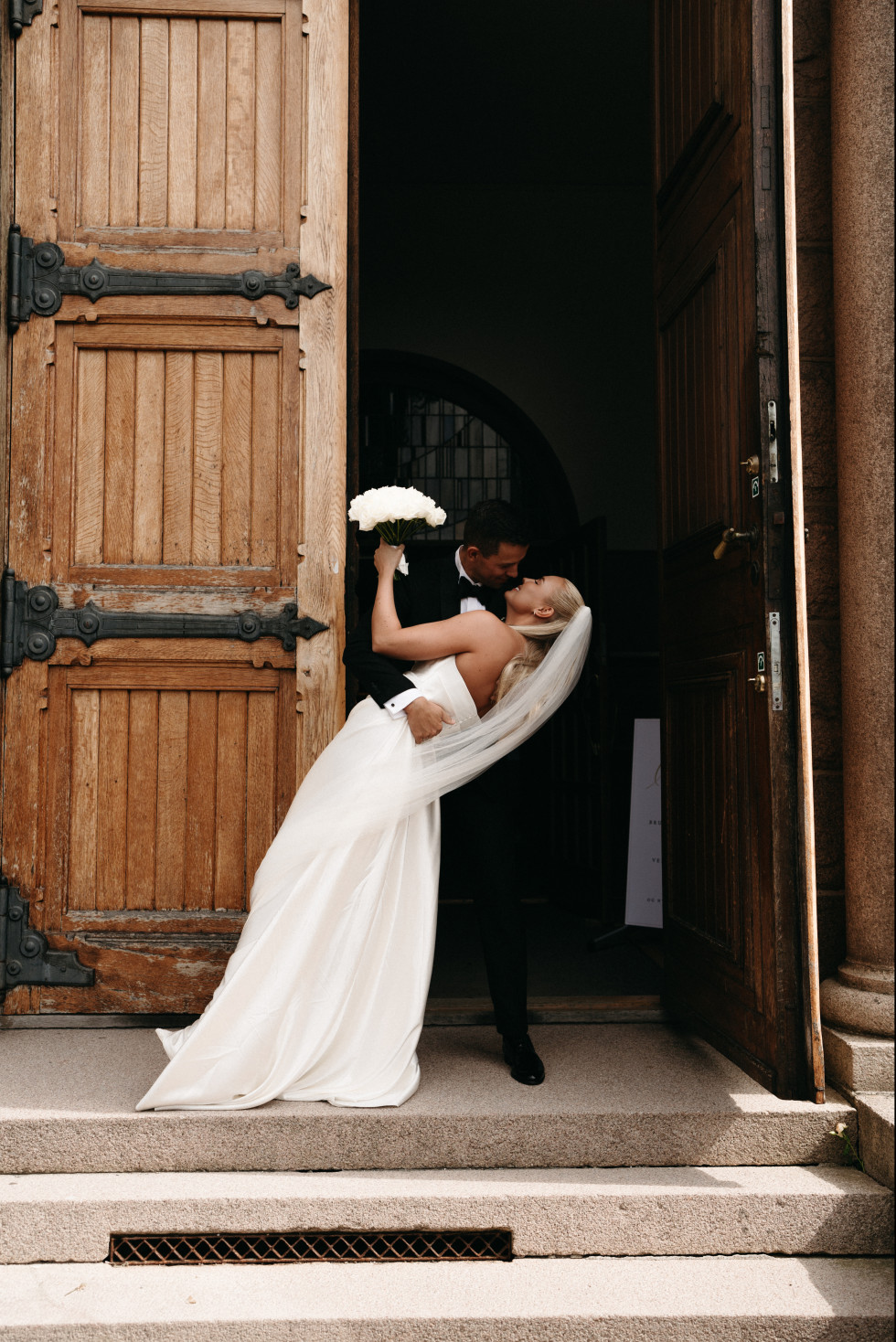 Bröllopspar kysser varandra