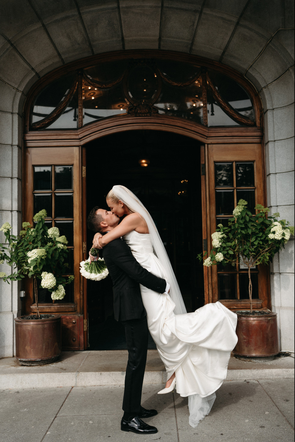 Brudpar omfamnar varandra