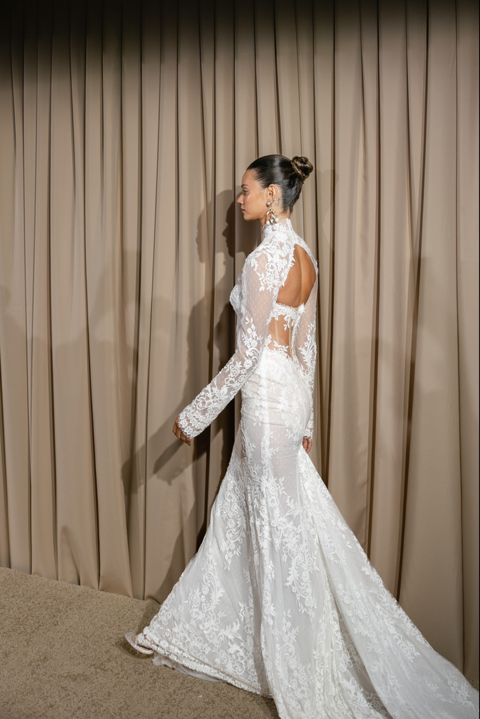 vit bröllopsklänning i spets