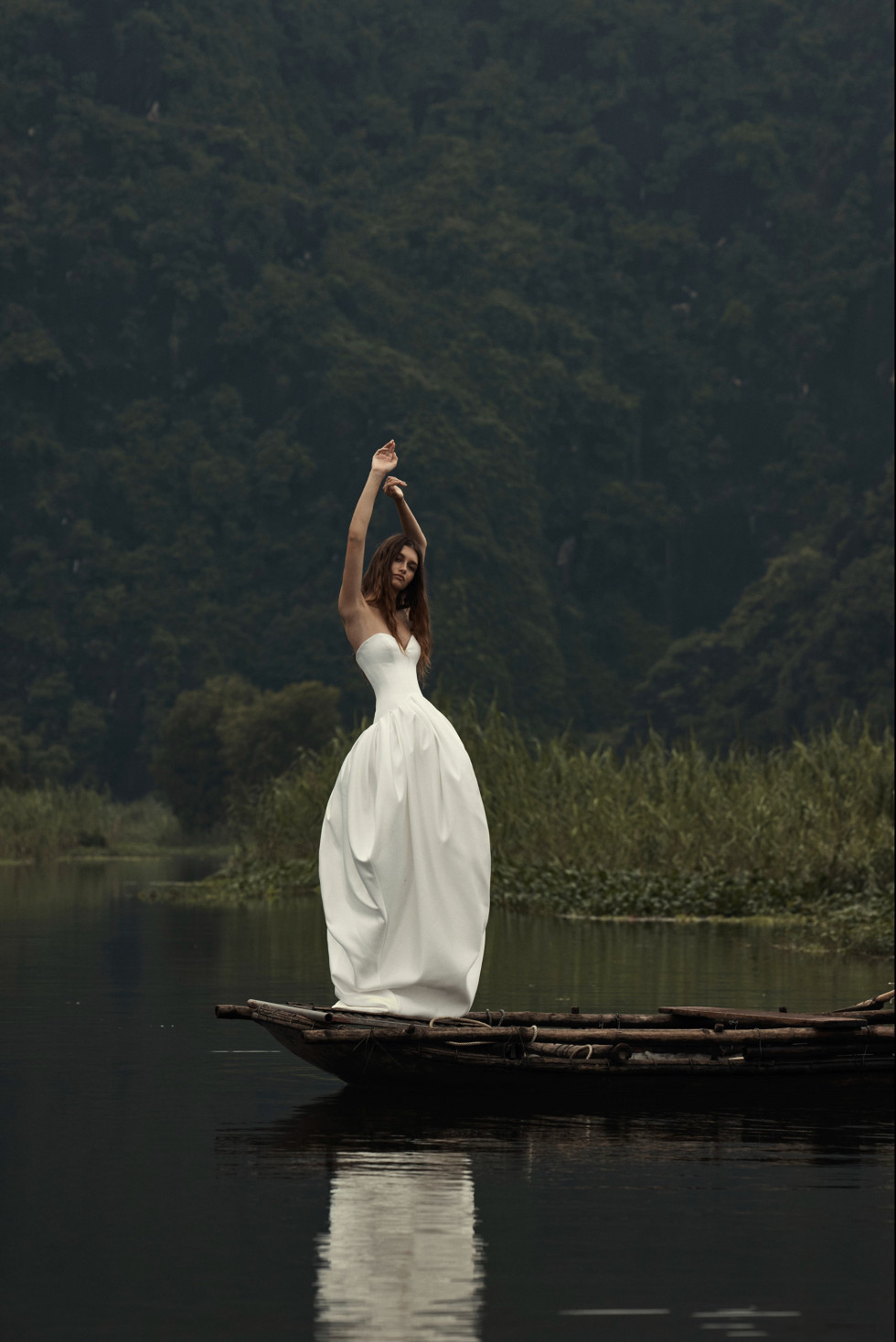 Brudklänning i siden från KYHA Studios Waterlines fotograferad vid Vietnams vattenvägar