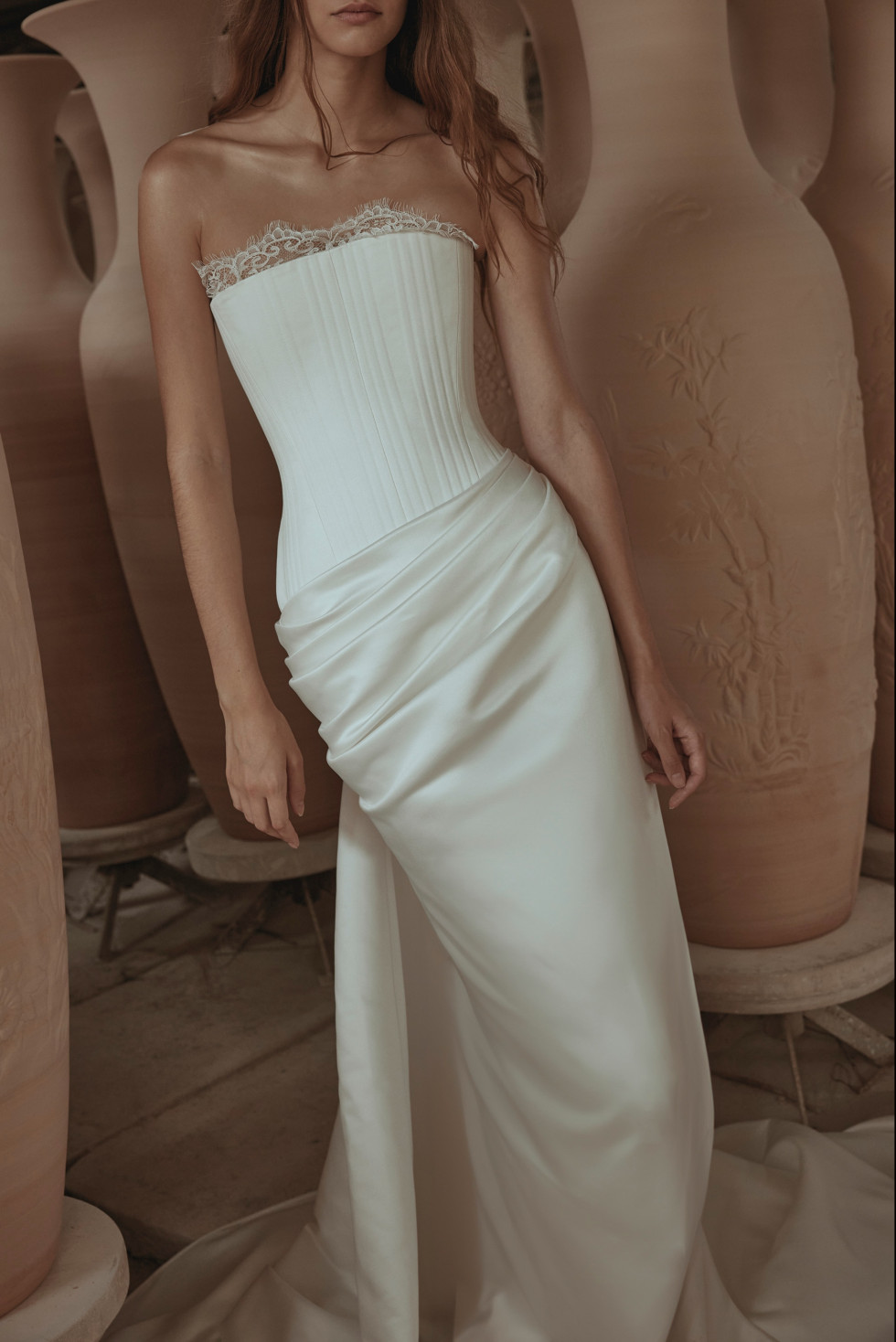 Brudmode från KYHA Studios Waterlines mot bakgrund av vietnamesiskt tempel