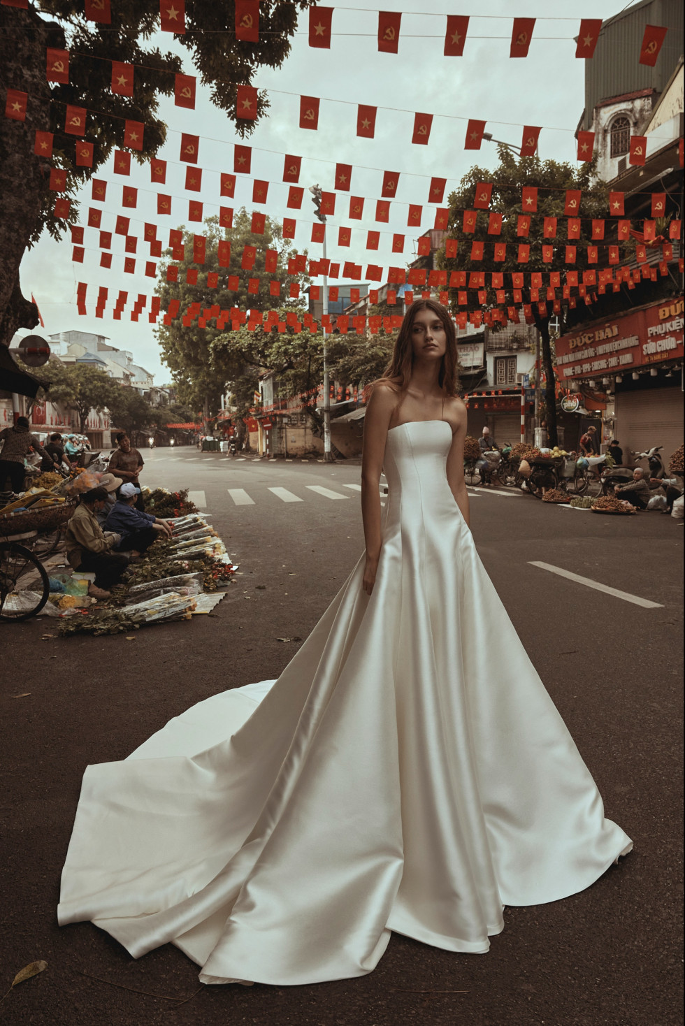 KYHA Studios Waterlines – modern brudklänning med elegant silhuett