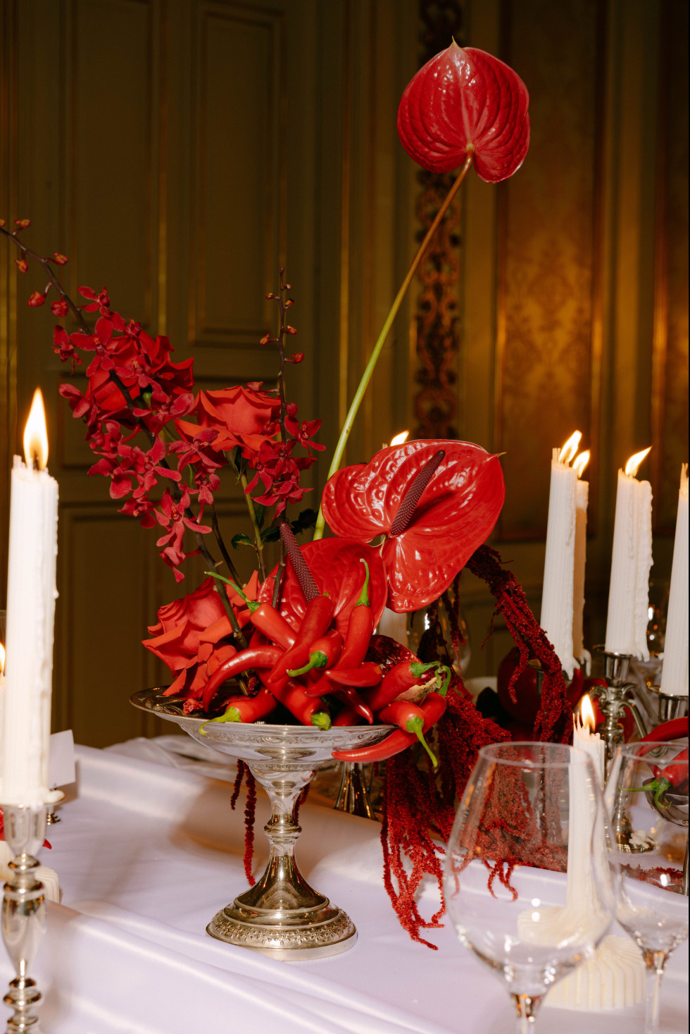 Röda och djupa färger i blomarrangemang och dekoration på bröllop