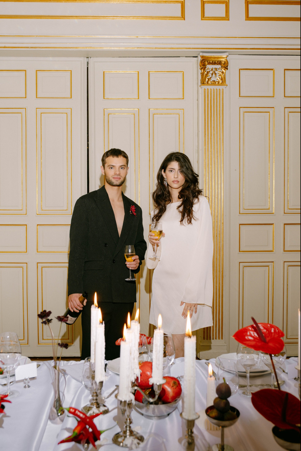 Red Obsession bröllop i Stockholm med röda nyanser och elegant blomdekoration