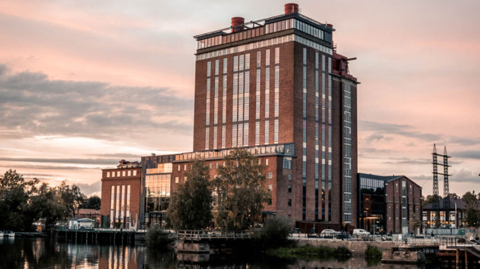 Steam Hotel med modern arkitektur och industristil i solnedgång