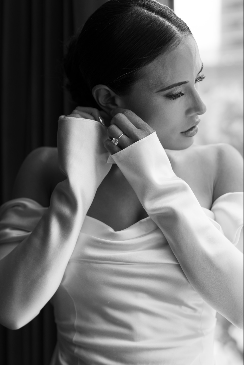 Brud med elegant handgjort örhänge från Smederna Lantz