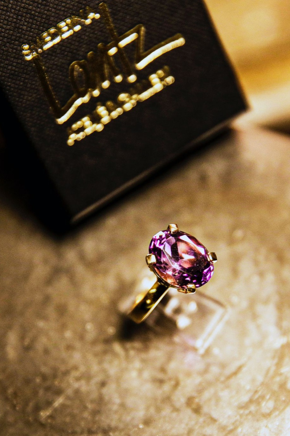 Handgjord vigselring från Smederna Lantz, formgiven av guldsmedsmästare Gunilla Lantz