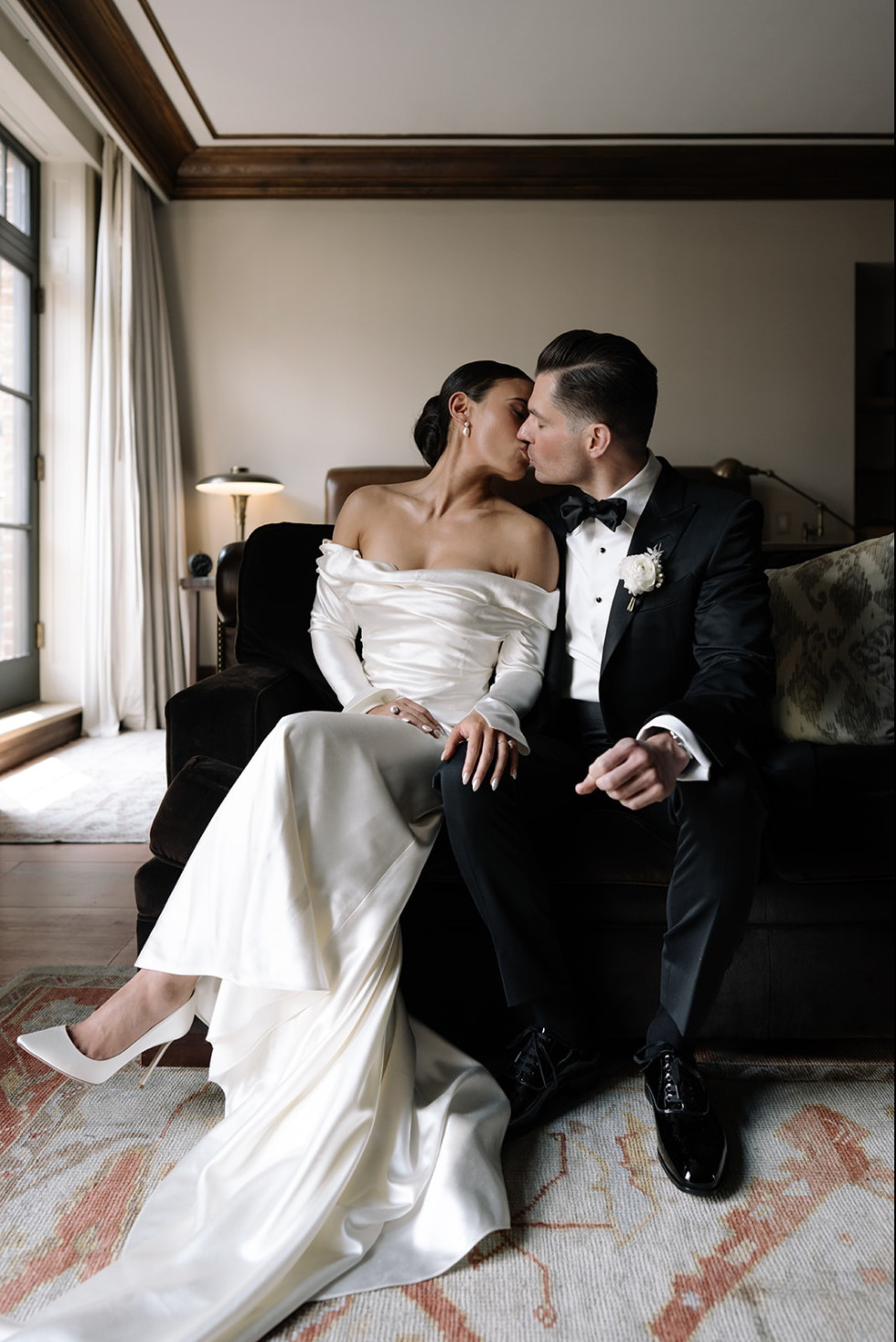 Kyssande brudpar med vigselringar från Smederna Lantz