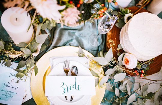 Bröllopsfestprogram med elegant design, innehållande detaljer om dagens program och aktiviteter för gästerna.