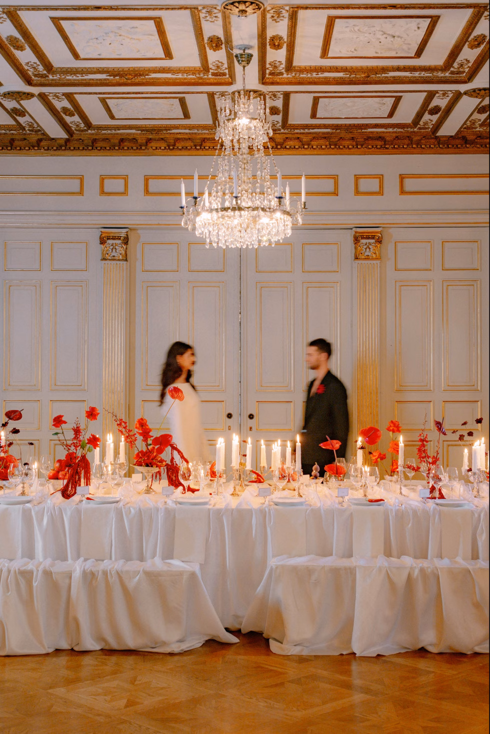 Elegant borddukning med ljus och texturer som speglar bröllopets tema Red Obsession