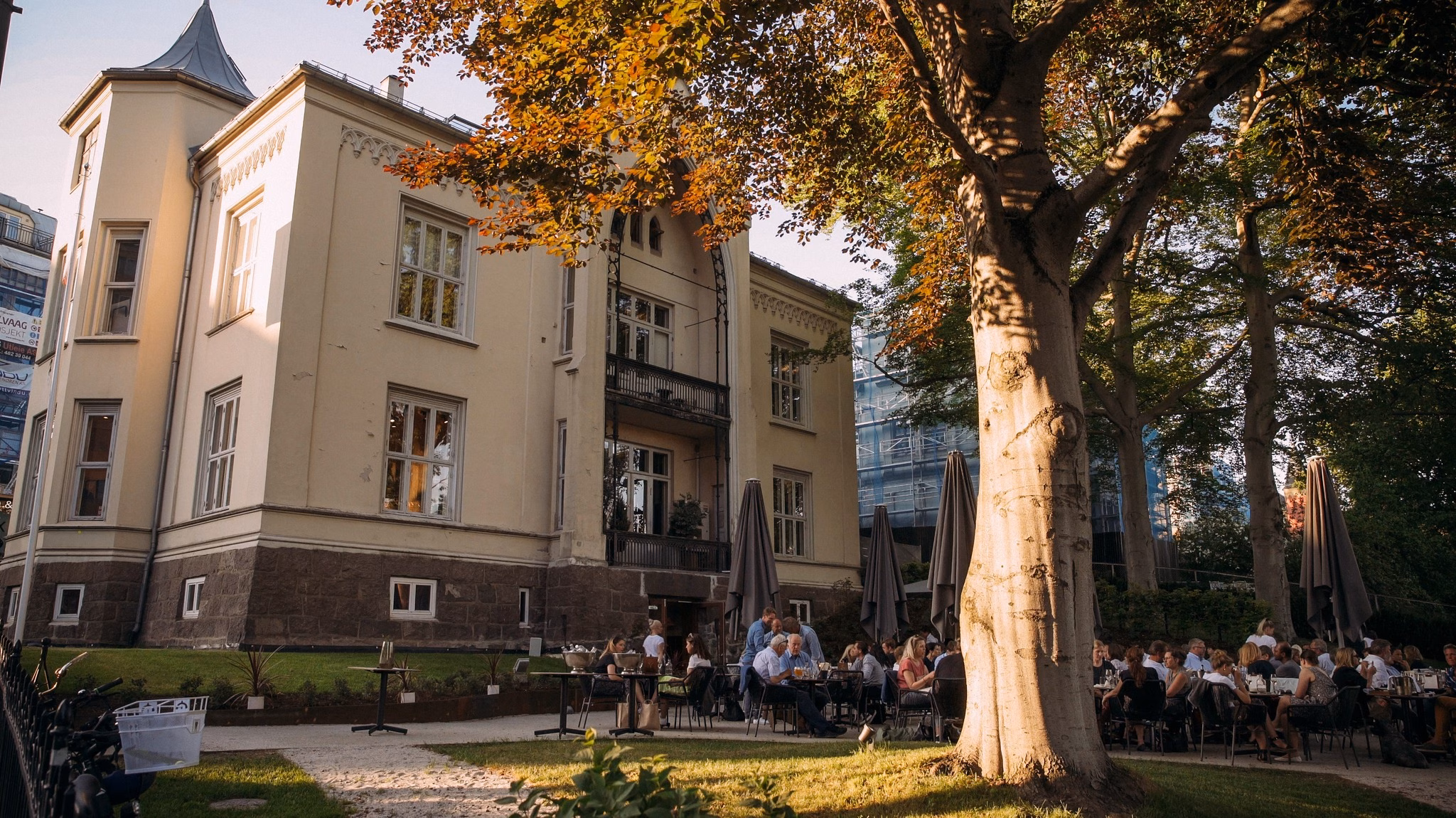 Romantisk bryllup og sommerfest i Oslo i hagen hos FYR Bistronomi