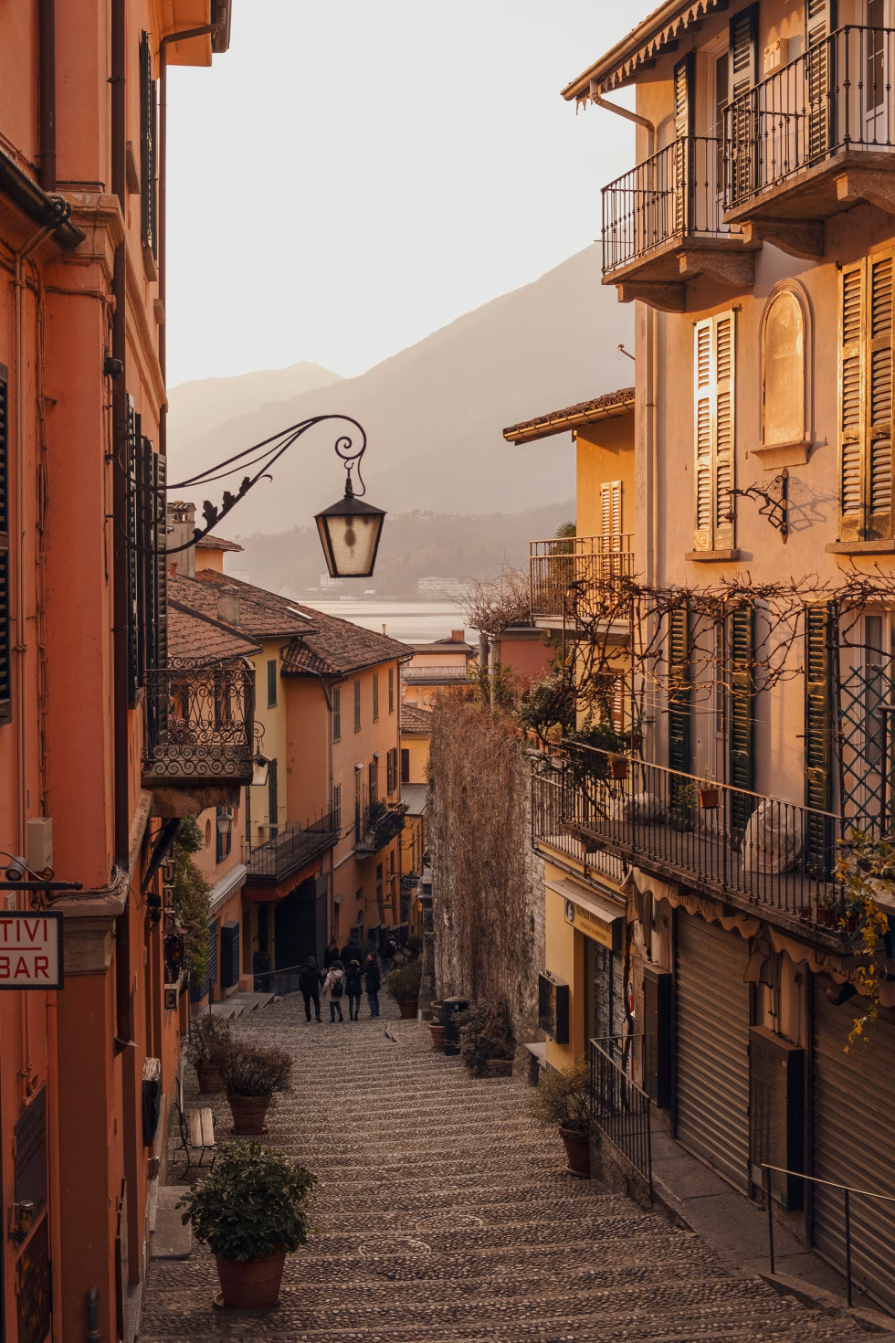 Romantisk bryllupsreise med en pittoresk småby for en bryllupsreise i Italia.