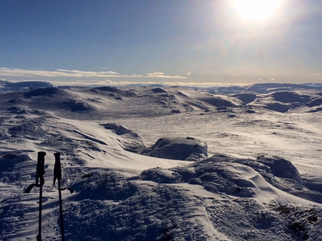 Vatnahalsen hotell i vinterskrud omgitt av snødekte fjell
