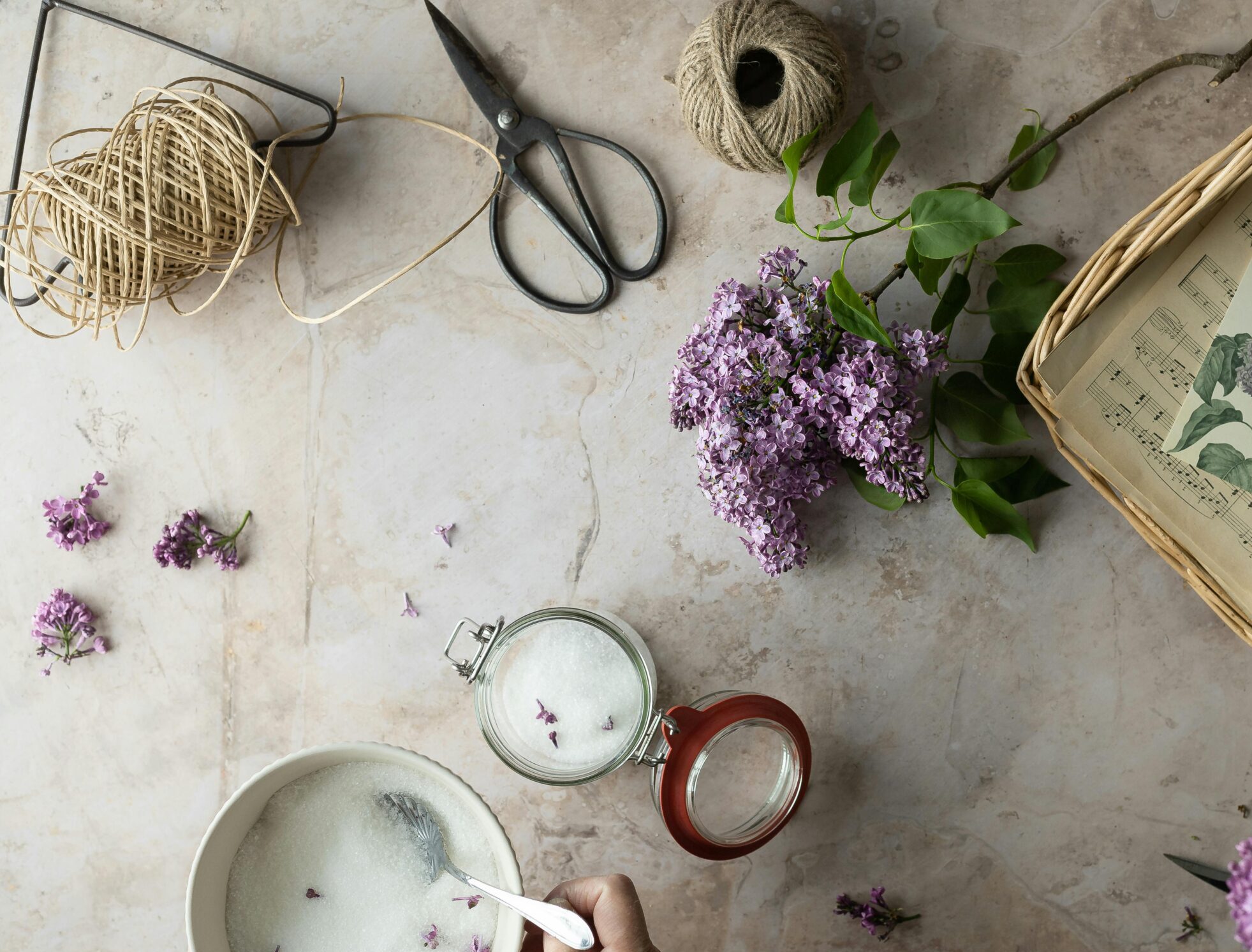 Kreativt DIY-projekt med blommor och sax för att spara pengar till budgetbröllop.