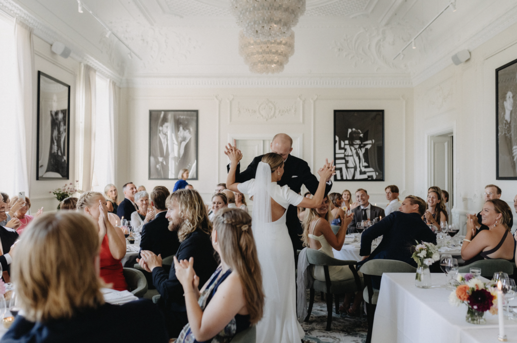 Inspiration för en otraditionell bordsplacering med runda bord och blommor