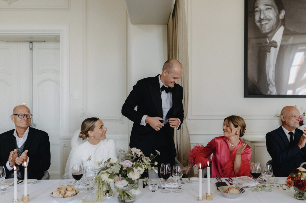 Exempel på en traditionell bordsplacering med honnörsbord och gäster