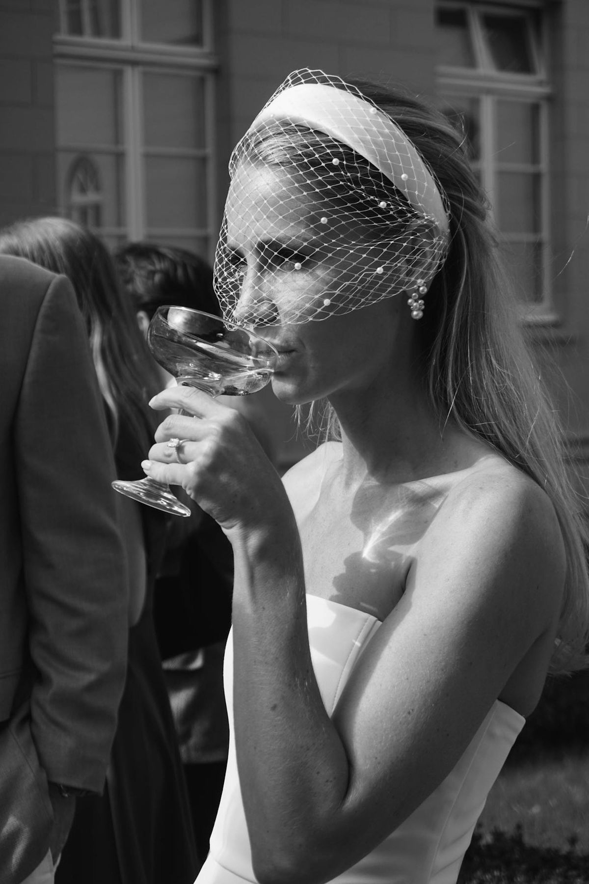 Modern brud med micro-slöja och kaxig styling för en couture-inspirerad look.
