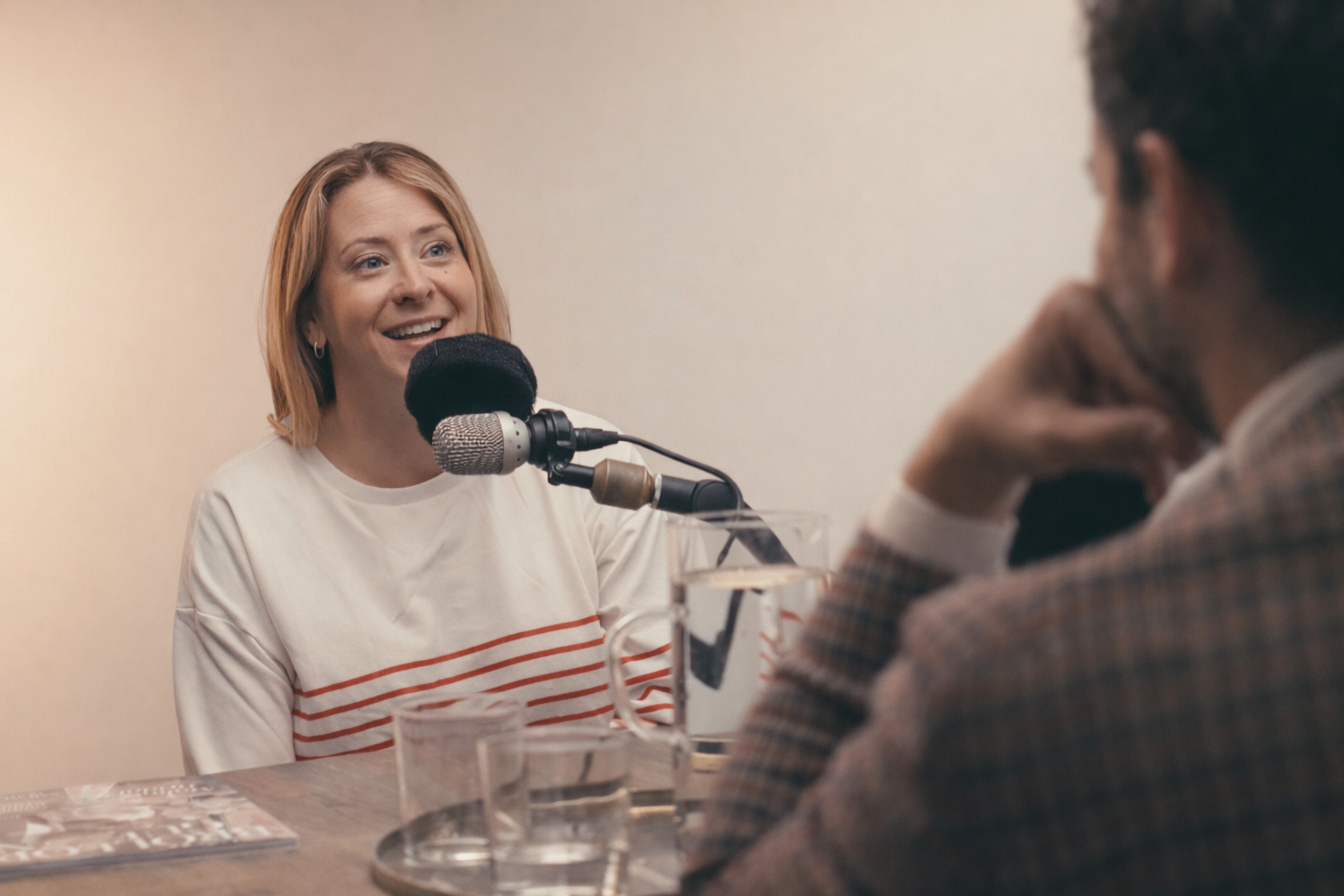 Praktikant-Malin i Bröllopsguidens podcaststudio