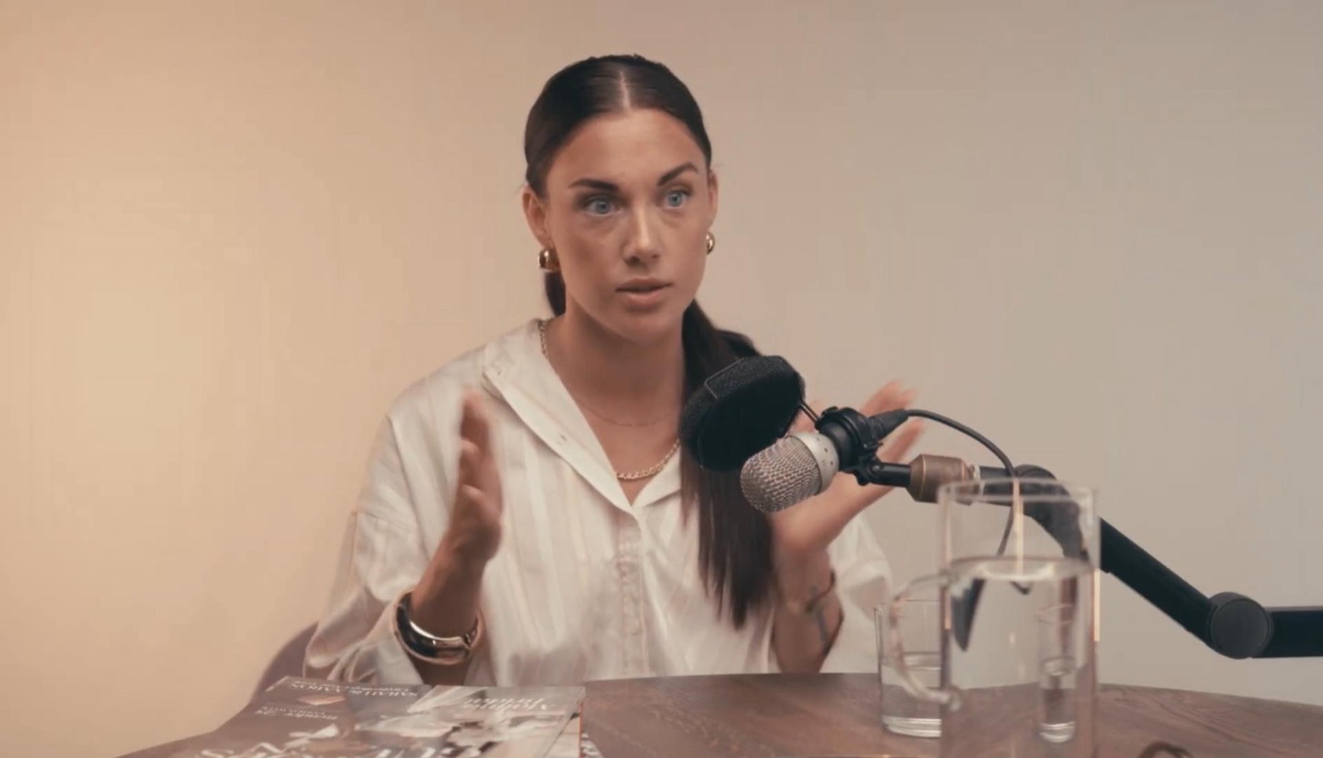 Catja från Love Is Blind i Bröllopsguidens podcaststudio