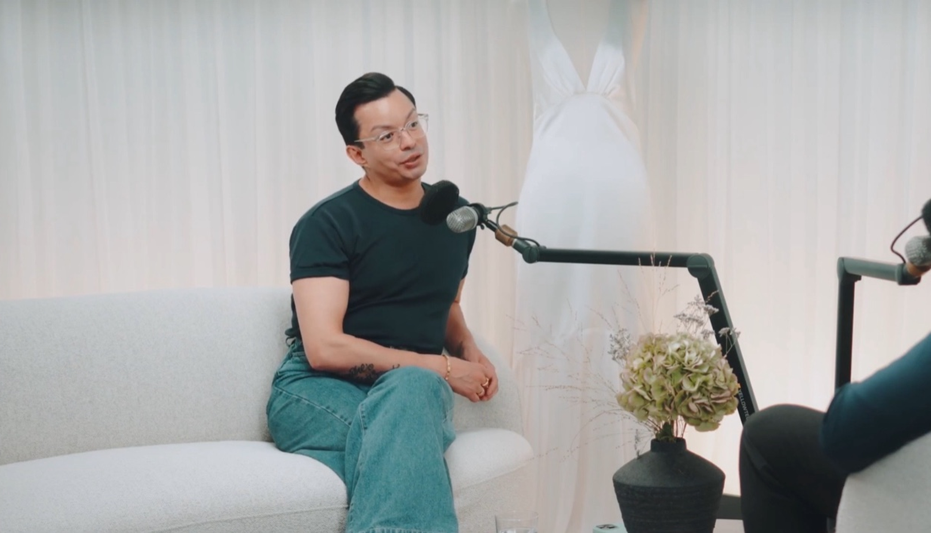 William Värnild i Bröllopsguidens poddstudio under inspelningen av avsnittet om hans liv, karriär och bröllop.