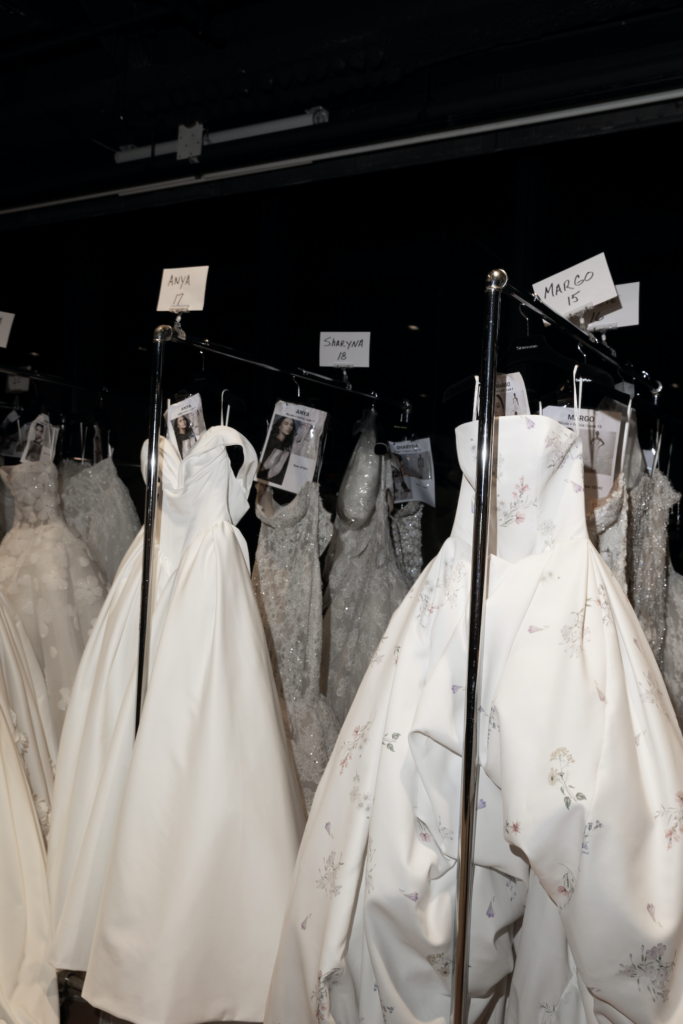 Provning av bröllopsklänning i butik – Tips på vad du ska ha med dig till brudsalongen.