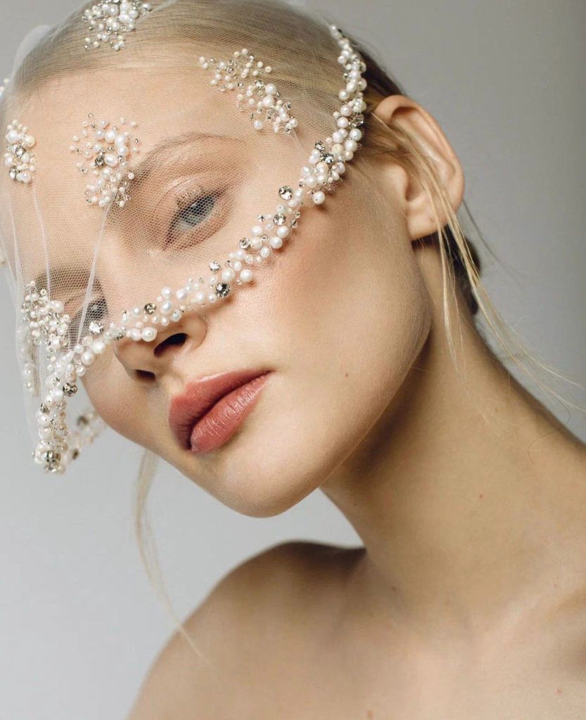 Kort slöja (micro-slöja) på en couture-inspirerad brud.