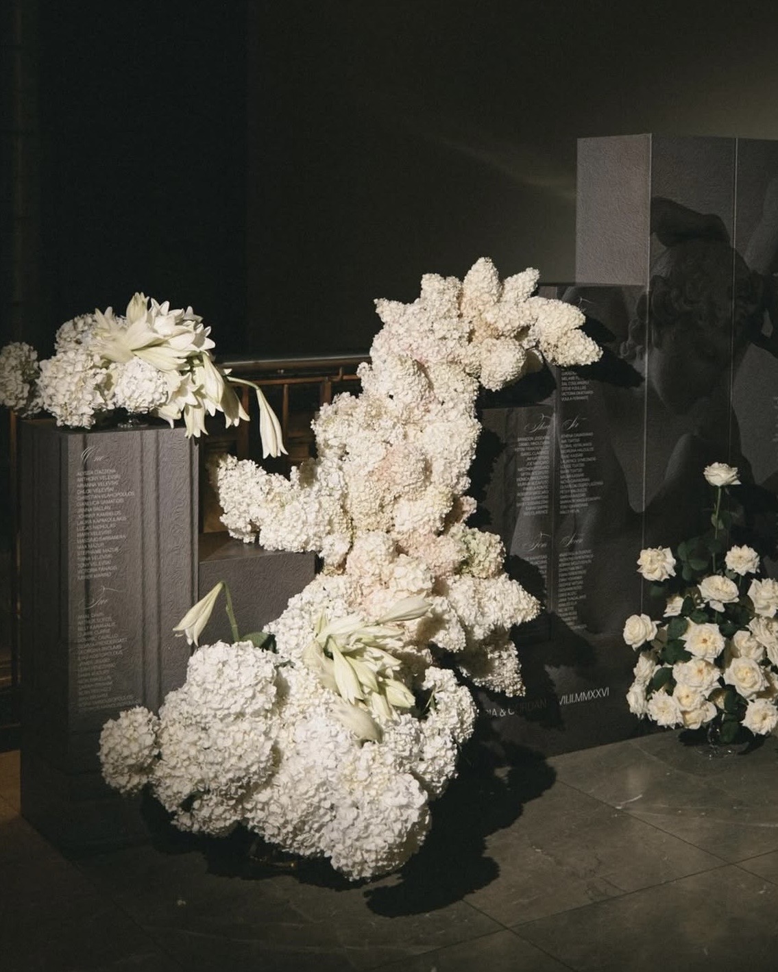 Modern och kreativ bröllopsstyling med unika blomsterarrangemang och färgkombinationer som sätter tonen.