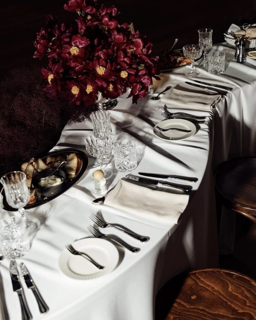 Elegant bröllopsstyling med fokus på genomtänkta dukningsdetaljer, linneservetter och matchande porslin.