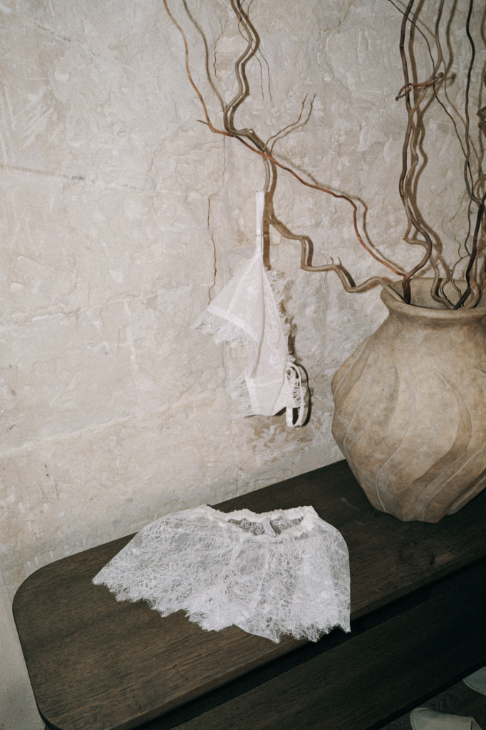 Detaljrik bridal lingerie i vit spets, exklusiva underkläder bröllop för den moderna bruden.