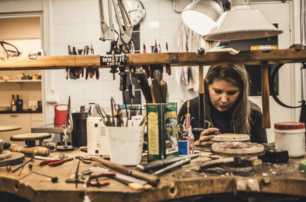 Ikkan Goldsmith & Jewellery Designer – unika handgjorda smycken och vigselringar i platina.