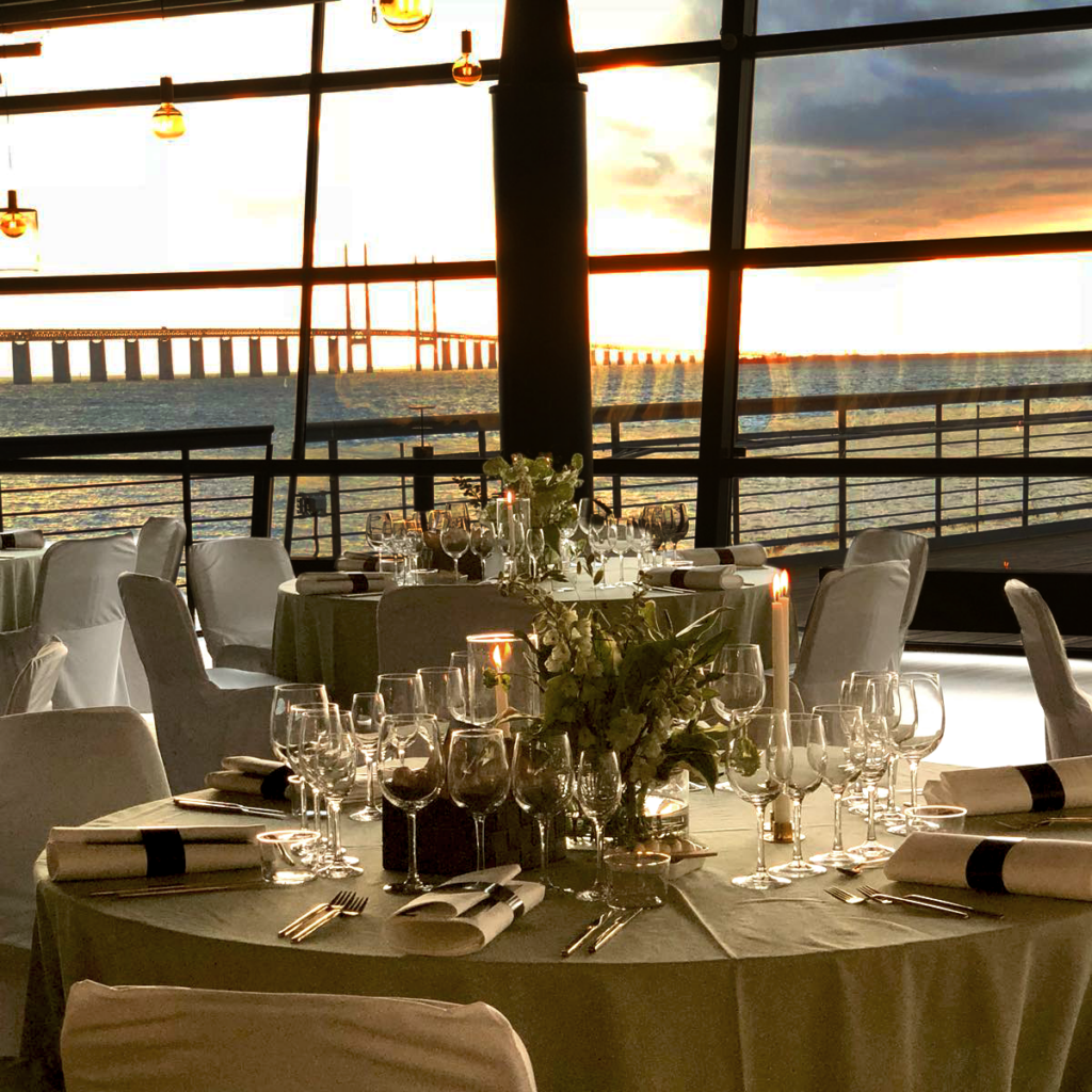 Luftkastellets festvåning med dukade bord och en fantastisk utsikt över Öresundsbron