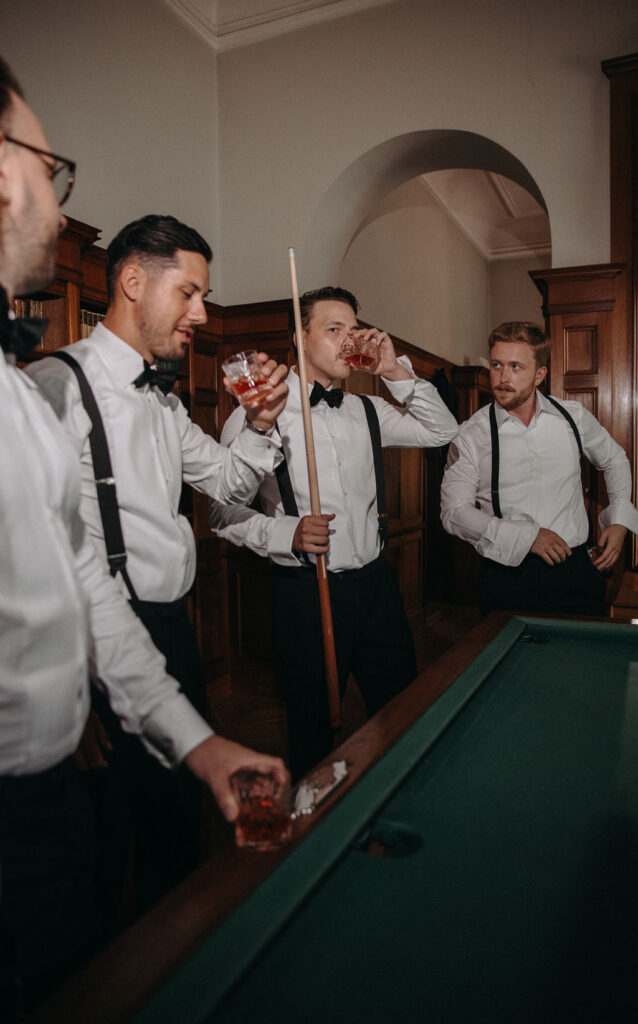 Fyra manliga gäster som dricker och spelar biljard på en privat fest som anordnas i enlighet med alkohollagen privat fest