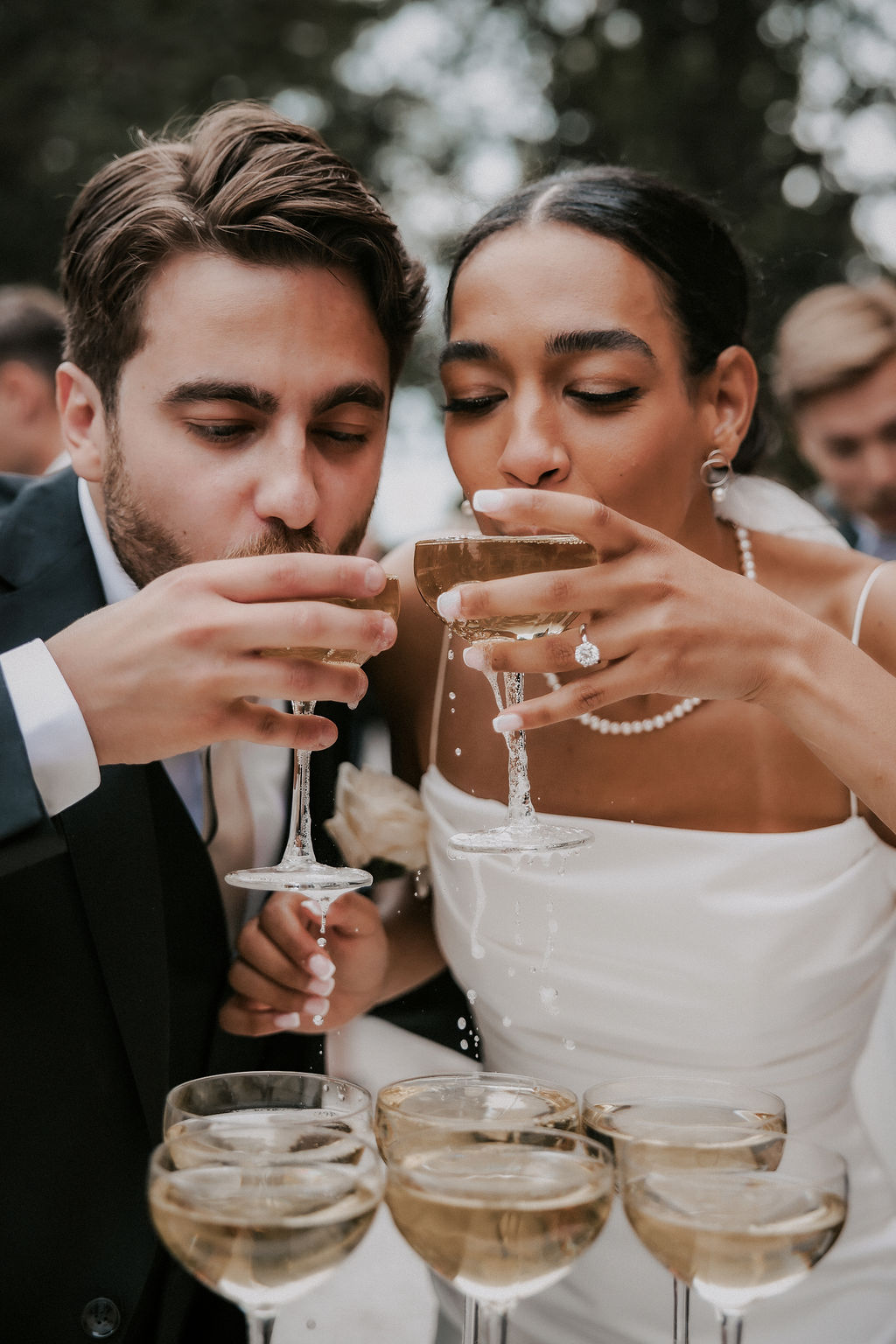 Glatt brudpar som dricker varsitt glas från ett maffigt champagnetorn i en lokal utan krångligt serveringstillstånd bröllop