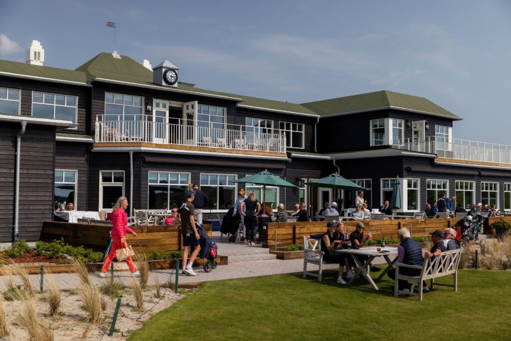 Falsterbo Golfrestaurang utifrån – en festlokal vid havet mitt bland sanddynerna