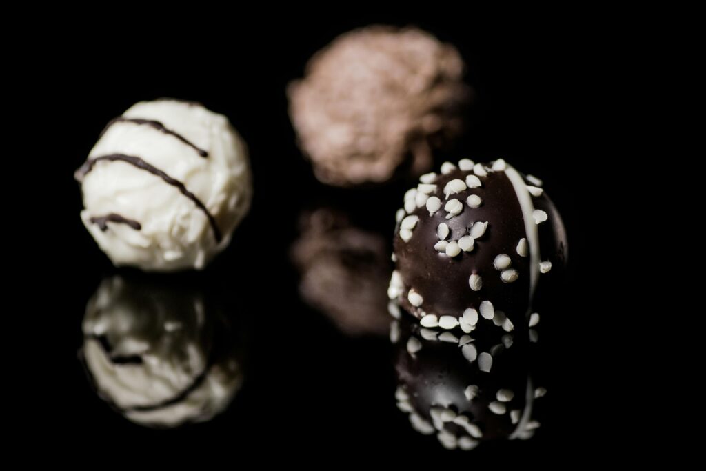 Elegant pralinbuffé och gottebord med finchoklad till bröllopsfest