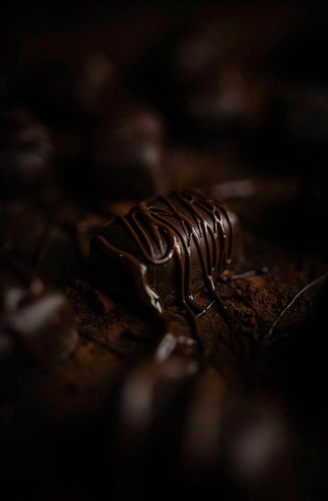 Chokladtryffel och exklusiva chokladbitar perfekt matchade med kaffe och avec