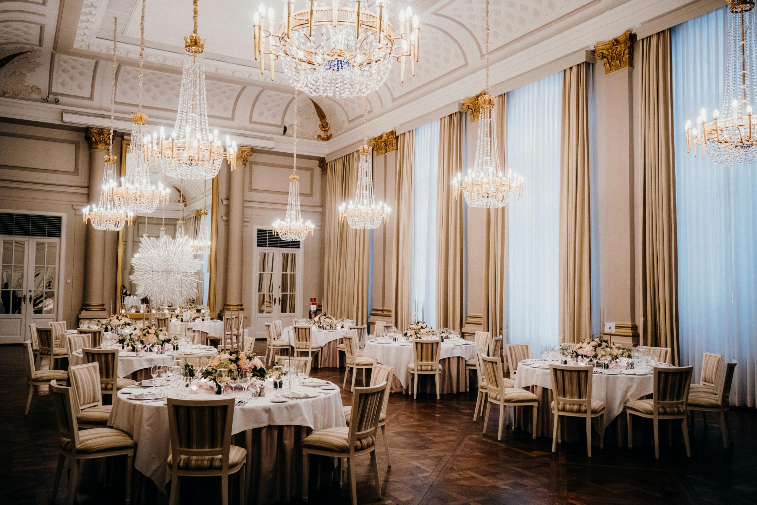 En elegant festvåning bröllop med högt i tak och en vacker kristallkrona som visar lokalens rymd