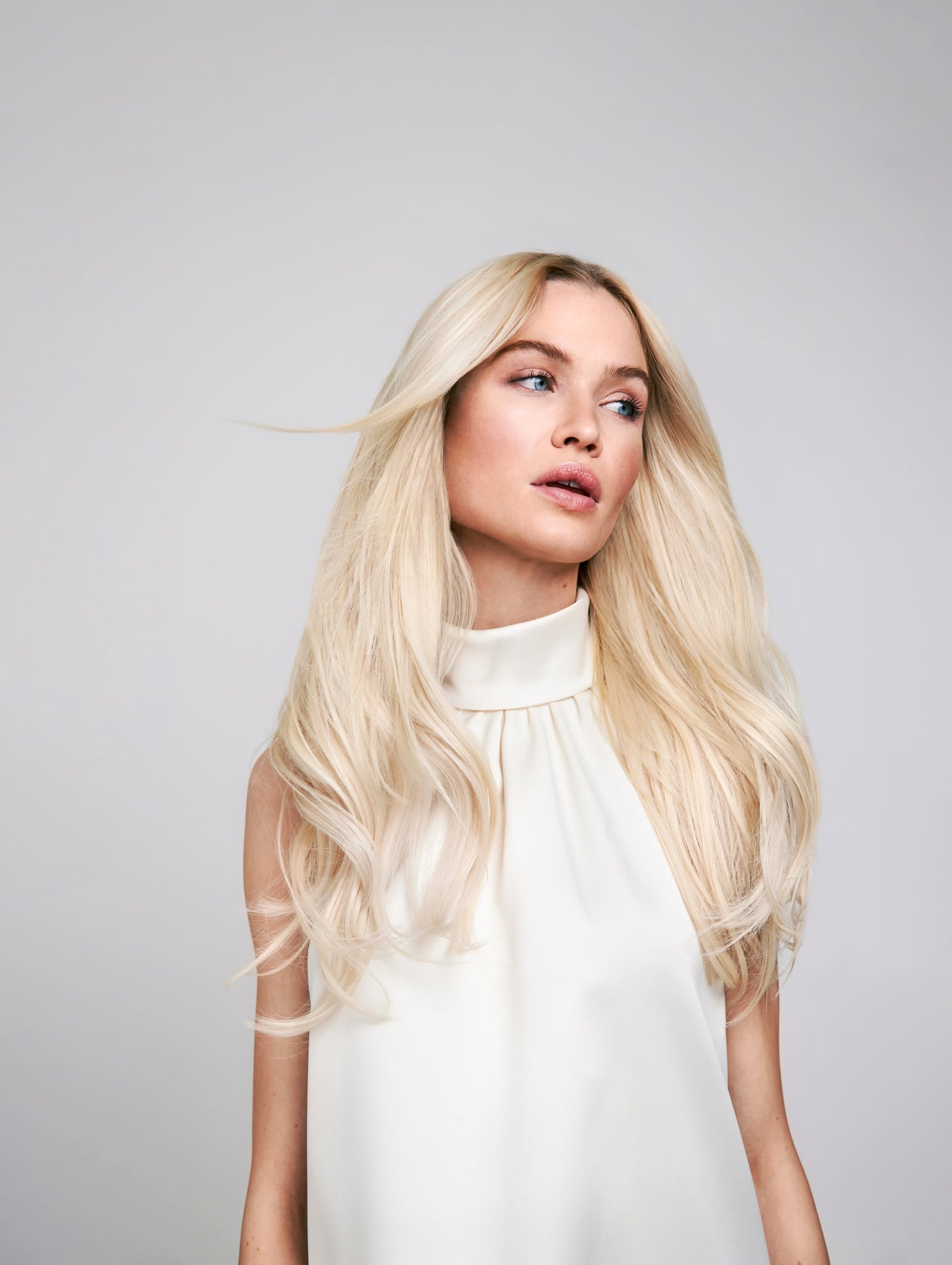 Modell med långt, fylligt och glansigt äkta löshår från Rapunzel of Sweden