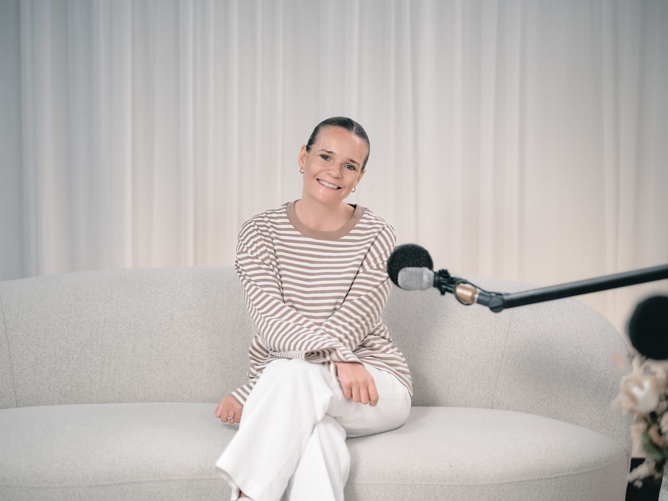 Resexperten Sara från Kilroy pratar om barefoot luxury och ger tips för en unik bröllopsresa i Bröllopsguidens podcaststudio