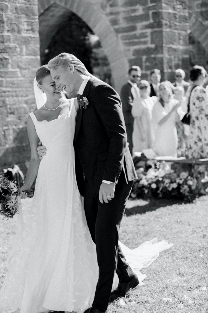 Grönskande trädgårdsmiljö med skuggande träd under ett sommarbröllop i värmen