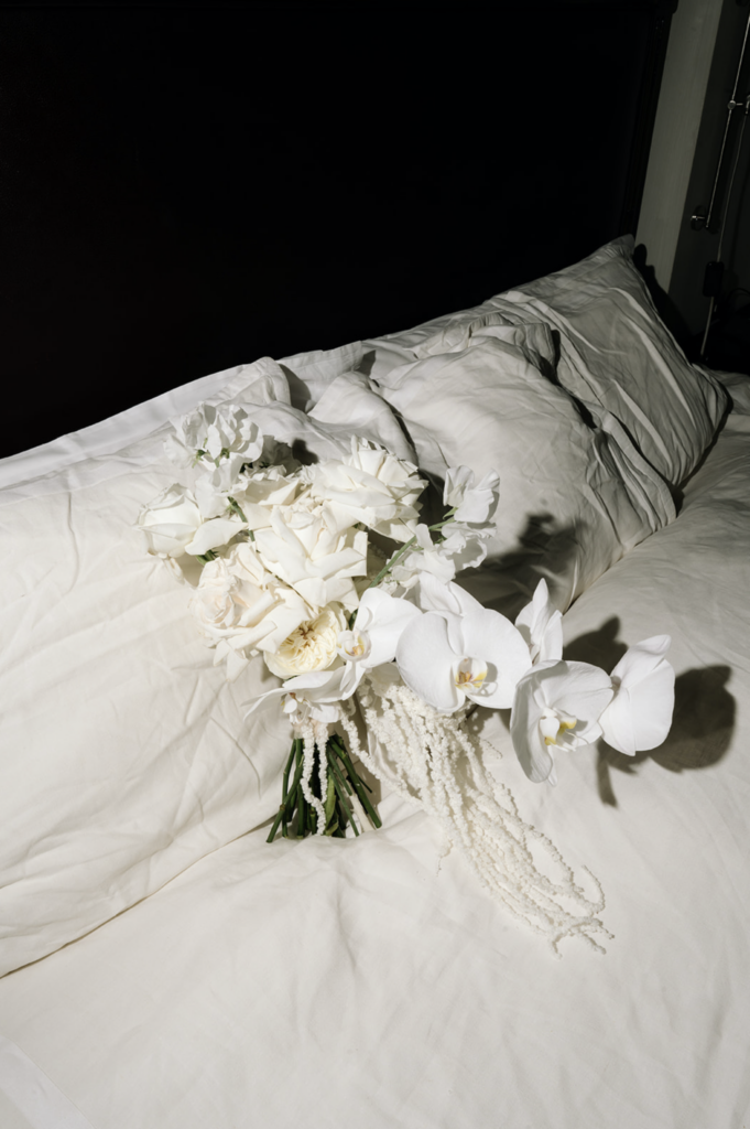 vakker blomsterdekking for å feire ulike bryllupsdager